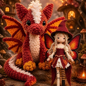 Könnte beinhalten: Gehäkelter Drache und Feenpuppe im Bild. Der Drache ist hauptsächlich rot mit weißen und gelben Akzenten, die Fee trägt ein rotes und weißes Kleid mit orangefarbenen und schwarzen Flügeln. Im Hintergrund sind Miniaturhäuser und Herbstlaub zu sehen.