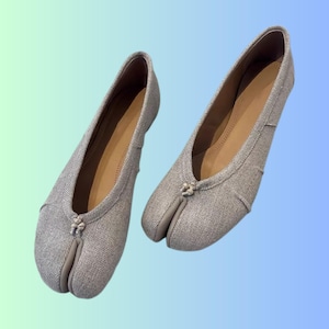 Retro-Ballerinas aus Lammfell mit geteilter Zehenpartie zum Hineinschlüpfen