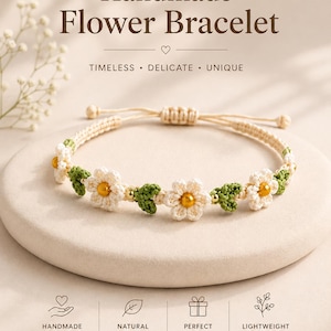 Può includere: Un braccialetto floreale fatto a mano con fiori bianchi a forma di margherita, foglie verdi e perline dorate. Il braccialetto è realizzato con materiali naturali ed è leggero e confortevole. Il testo sull'immagine dice "Handmade Flower Bracelet".