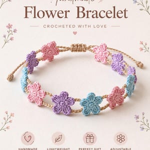 Könnte beinhalten: Ein gehäkeltes Armband mit abwechselnden rosa, violetten und hellblauen Blumen, die durch eine beigefarbene Kordel verbunden sind. Das Armband hat einen verstellbaren Schiebeknoten. Der Text lautet Handmade Flower Bracelet, Crocheted with Love, ergänzt durch Symbole für Handarbeit, Leichtigkeit, Geschenk und verstellbare Passform.