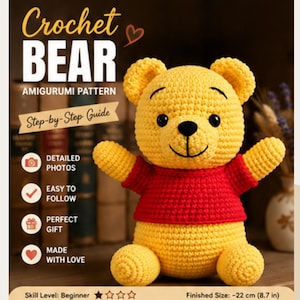 Puede incluir: Un oso amarillo tejido a ganchillo con una camiseta roja, con el texto "Crochet BEAR" y "Amigurumi Pattern". La imagen incluye el texto "Step-by-Step Guide", "Detailed Photos", "Easy to Follow", "Perfect Gift" y "Made with Love". El tamaño final es de unos 22 cm.