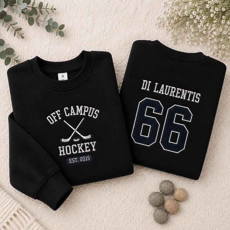 Puede incluir: Dos sudaderas negras. Una presenta "OFF CAMPUS HOCKEY" con palos de hockey cruzados y "EST. 2015" en blanco. La otra tiene "DI LAURENTIS" y el n&uacute;mero "66" en azul marino.