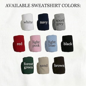 Puede incluir: Imagen que muestra sudaderas enrolladas en varios colores: blanco, azul marino, gris deportivo, rojo, rosa claro, azul claro, negro, verde bosque, arena y marr&oacute;n. El texto en la parte superior dice "AVAILABLE SWEATSHIRT COLORS:"