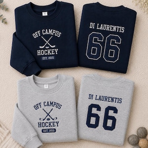 Puede incluir: Cuatro sudaderas, dos azul marino y dos grises. Las sudaderas azul marino tienen texto blanco que dice "OFF CAMPUS HOCKEY EST. 2015" y "DI LAURENTIS 66". Las sudaderas grises tienen el mismo texto en azul marino.
