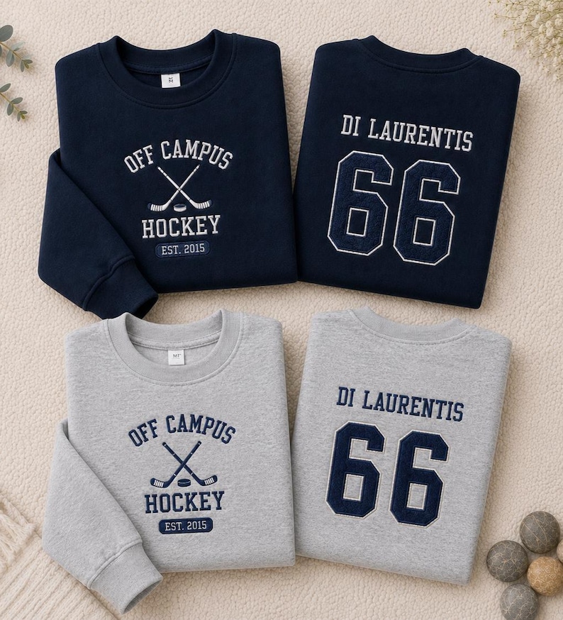 Puede incluir: Cuatro sudaderas, dos azul marino y dos grises. Las sudaderas azul marino tienen texto blanco que dice "OFF CAMPUS HOCKEY EST. 2015" y "DI LAURENTIS 66". Las sudaderas grises tienen el mismo texto en azul marino.