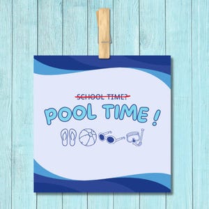 Könnte beinhalten: Ein quadratisches blau-weißes Schild mit den Worten "POOL TIME!" in Hellblau, zusammen mit Illustrationen von Flip-Flops, einem Strandball, Sonnenbrillen und einem Schnorchel. Die Worte "SCHOOL TIME?" sind durchgestrichen. Das Schild wird von einer Holzklammer gehalten.