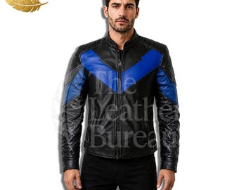 Puede incluir: Chaqueta de cuero negra con detalles azules en los hombros y el pecho. La chaqueta tiene cierre de cremallera y cuello alto. El texto "The Leather Bureau" es visible en la chaqueta.