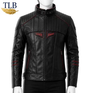 Könnte beinhalten: Eine schwarze Jacke mit hohem Kragen, Frontreißverschluss und roten Akzenten. Die Jacke verfügt über vertikale Paneele, zwei Reißverschlusstaschen und einen Schnallenriemen am Hals. Der Text TLB ist oben links mit einer goldenen Feder zu sehen.