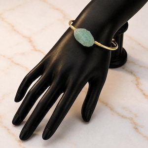 Edelstein Armreif, Golddraht gewickelt, verstellbarer Boho Armreif, Heilstein Schmuck