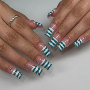 Turquoiseblauwe gestreepte French tip plaknagels, vierkante nepnagels met strasssteentjes, geometrische Y2K oceaan gelnagels, trendy zomernagels