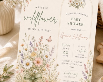 Puede incluir: Invitación a un baby shower con un diseño floral. La invitación presenta el texto "A Little Wildflower is on the Way" y "Please Join Us for a Baby Shower". La invitación incluye la fecha, la hora y el lugar.