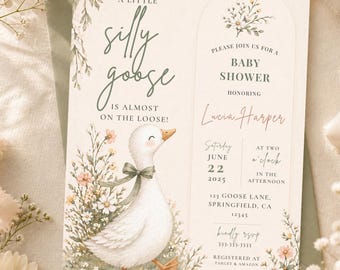 Puede incluir: Invitación a un baby shower con un diseño caprichoso. Presenta una ilustración de acuarela de un ganso blanco con un lazo verde, rodeado de flores. El texto dice "A Little Silly Goose is Almost on the Loose!" y detalles del baby shower.