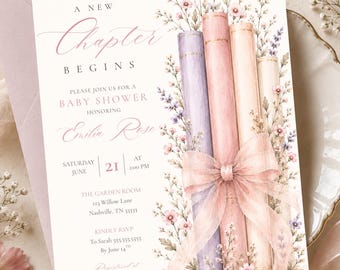 Puede incluir: Invitación a un baby shower con diseño de acuarela. La invitación presenta el texto "A New Chapter Begins" y los detalles del evento. El diseño incluye libros en colores pastel, flores y una cinta. El evento es para Emilia Rose.