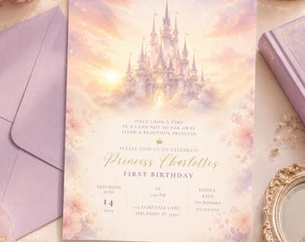 Puede incluir: Una invitación de primer cumpleaños con temática de princesa con una ilustración de castillo en acuarela. La invitación incluye el texto "Princess Charlottes First Birthday" y los detalles del evento. El diseño presenta suaves tonos rosas y morados, con acentos florales y una corona.