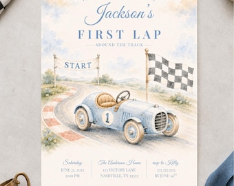 Puede incluir: Una invitación en acuarela con un diseño de coche de carreras vintage. La invitación dice "First Lap de Jackson" e incluye detalles del evento. También se ven un trofeo de oro, una medalla y un coche de juguete.