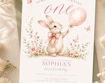 Puede incluir: Una invitación de cumpleaños estilo acuarela con un conejito sosteniendo un globo rosa. El texto dice "Some Bunny is Turning One" e invita a celebrar el primer cumpleaños de Sofía. Acentos florales y mariposas completan el diseño.