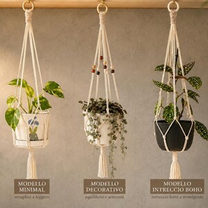 Può includere: Tre portavasi in macramè con diverse piante in vaso. I portavasi sono sospesi a un'asta di legno. Ogni portavaso ha uno stile diverso, con il testo "MODELLO MINIMAL", "MODELLO DECORATIVO" e "MODELLO INTRECCIO BOHO" sotto.