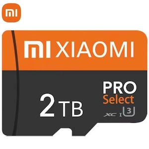 Peut inclure: Une carte mémoire microSD Xiaomi Pro Select rectangulaire avec une capacité de stockage de 2 To. La carte présente une section supérieure orange avec le logo et le texte Xiaomi en blanc, et une section inférieure noire affichant 2TB, Pro Select et les symboles XC I 3.
