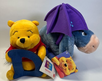 Lote de peluches vintage de Winnie the Pooh y Eeyore de Disney Store de 20 cm con etiquetas, oso Pooh con la letra D del alfabeto y mini puf de Eeyore con paraguas de los años 90.