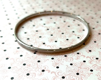 Pulsera de plata firmada Monet con diseño grabado