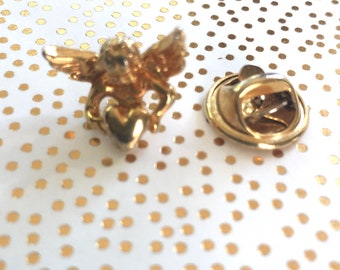 Cherub pin with heart in gold tone