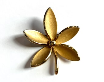 Crown Trifari Gold Plated Flower Brooch: Collectible Designer Jewelry