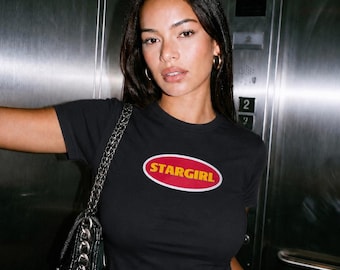 The Weekend Baby Tee – Rotes Sternenmädchen Retro-Konzert-Fan-Top, schwarzes T-Shirt – inspiriert von The Weekend