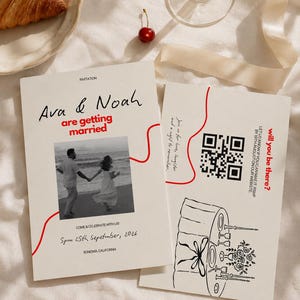 Könnte beinhalten: Ein Hochzeitseinladungsset mit einem schwarz-weißen Foto eines Paares am Strand, rotem Text mit der Aufschrift Ava & Noah are getting married und einer Antwortkarte mit QR-Code sowie einer Strichzeichnung einer Tischdekoration mit Kerzen.
