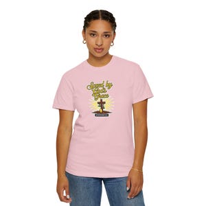 Camiseta cristiana "Salvados por la gracia" / Camiseta con versículo bíblico Efesios 2:8 / Camiseta "Fe en la cruz" / Ropa cristiana religiosa / Comfort Colors 1717 imagen 14