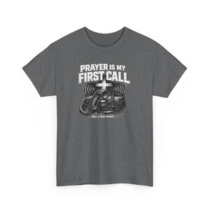Camiseta "La oración es mi primera vocación" / Camiseta para veteranos cristianos / Gildan 5000 verde militar / Diseño Faith Radio Comms / Camiseta unisex de oración tallas S-5XL imagen 14