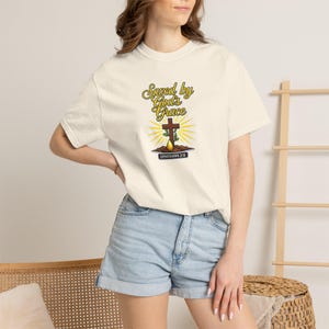 Camiseta cristiana "Salvados por la gracia" / Camiseta con versículo bíblico Efesios 2:8 / Camiseta "Fe en la cruz" / Ropa cristiana religiosa / Comfort Colors 1717 imagen 10