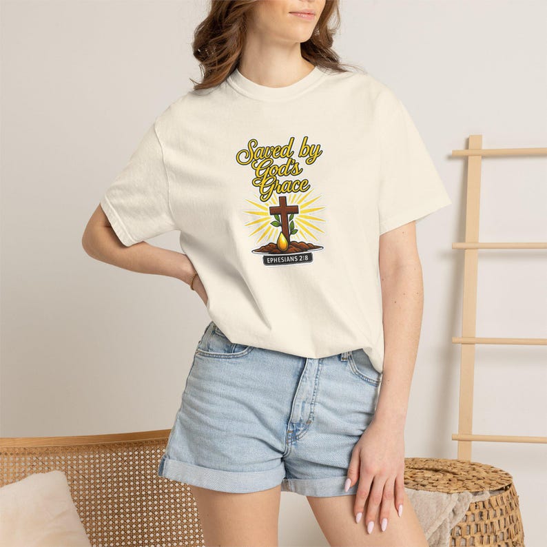 Camiseta cristiana "Salvados por la gracia" / Camiseta con versículo bíblico Efesios 2:8 / Camiseta "Fe en la cruz" / Ropa cristiana religiosa / Comfort Colors 1717 imagen 10