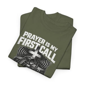 Camiseta "La oración es mi primera vocación" / Camiseta para veteranos cristianos / Gildan 5000 verde militar / Diseño Faith Radio Comms / Camiseta unisex de oración tallas S-5XL imagen 9