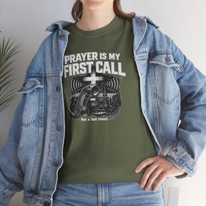 Camiseta "La oración es mi primera vocación" / Camiseta para veteranos cristianos / Gildan 5000 verde militar / Diseño Faith Radio Comms / Camiseta unisex de oración tallas S-5XL imagen 10