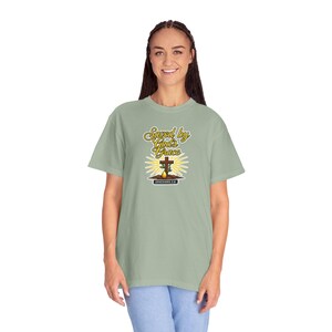 Camiseta cristiana "Salvados por la gracia" / Camiseta con versículo bíblico Efesios 2:8 / Camiseta "Fe en la cruz" / Ropa cristiana religiosa / Comfort Colors 1717 imagen 13