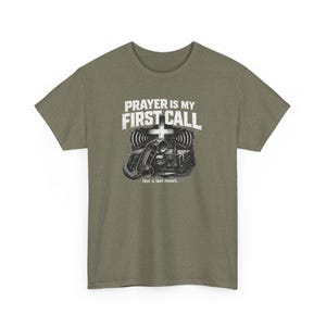 Camiseta "La oración es mi primera vocación" / Camiseta para veteranos cristianos / Gildan 5000 verde militar / Diseño Faith Radio Comms / Camiseta unisex de oración tallas S-5XL imagen 13