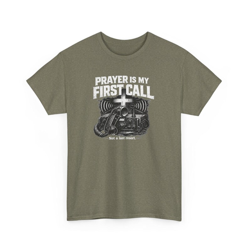Camiseta "La oración es mi primera vocación" / Camiseta para veteranos cristianos / Gildan 5000 verde militar / Diseño Faith Radio Comms / Camiseta unisex de oración tallas S-5XL imagen 13