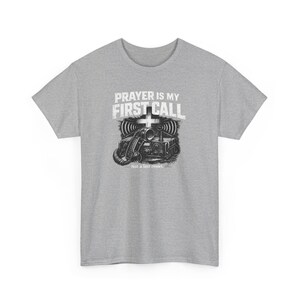 Camiseta "La oración es mi primera vocación" / Camiseta para veteranos cristianos / Gildan 5000 verde militar / Diseño Faith Radio Comms / Camiseta unisex de oración tallas S-5XL imagen 12