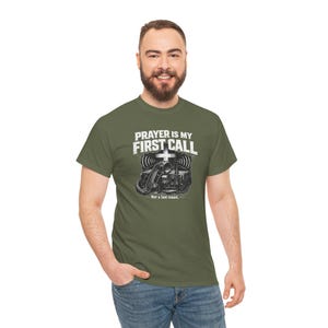 Camiseta "La oración es mi primera vocación" / Camiseta para veteranos cristianos / Gildan 5000 verde militar / Diseño Faith Radio Comms / Camiseta unisex de oración tallas S-5XL imagen 7
