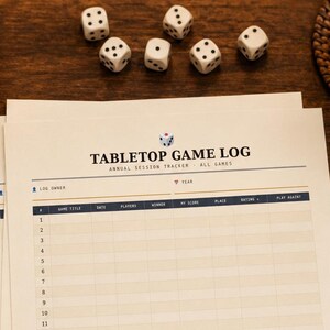 Könnte beinhalten: Ein Tischspiel-Logbuch mit dem Text "TABLETOP GAME LOG" und "ANNUAL SESSION TRACKER". Das Blatt liegt auf einer Holzoberfläche mit Würfeln, Spielsteinen, Bleistiften und einer Tasse Kaffee. Das Logbuch hat Felder für Spieletitel, Datum, Spieler und Punktzahl.