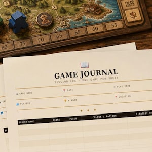 Może przedstawiać: Zbliżenie dziennika gier z tytułem "GAME JOURNAL". Dziennik zawiera sekcje na nazwę gry, datę, graczy, zwycięzcę i inne. Widoczne są kości, pionki i gra planszowa.