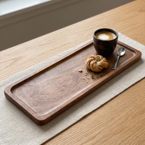 Vassoio da portata in legno naturale, piatto rettangolare stretto, ideale per servire caffè, snack e dessert.