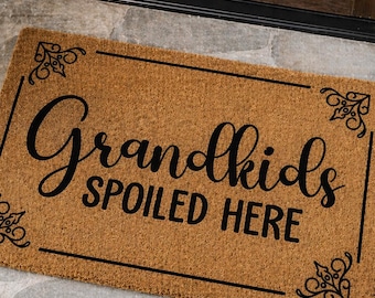Felpudo "Aquí los nietos están consentidos", Felpudo divertido para la abuela, Felpudo personalizado, Regalo para abuelos, Regalo de inauguración de casa, Felpudo de bienvenida personalizado