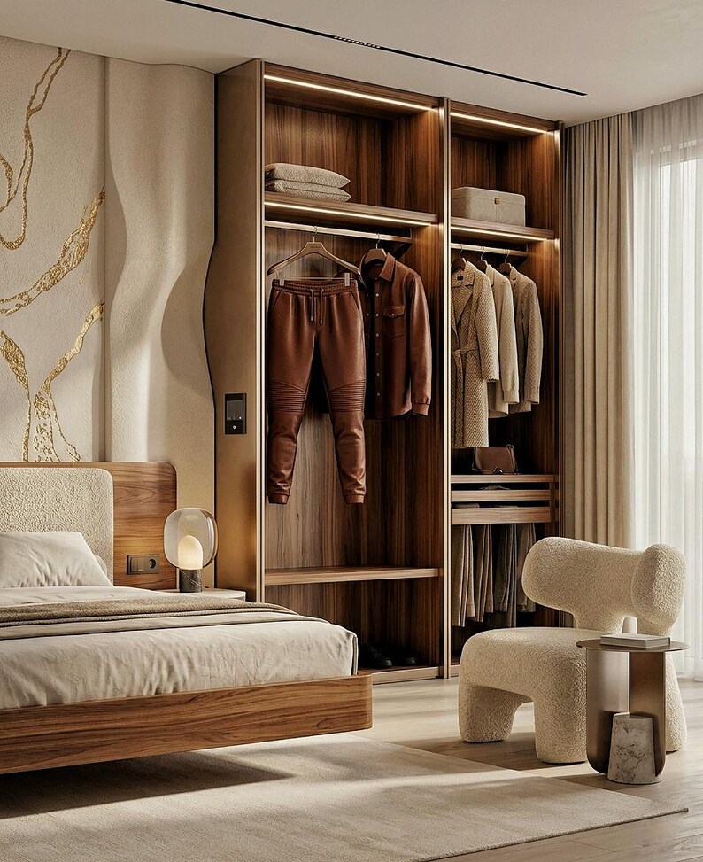 Puede incluir: Un dormitorio moderno con una cama de madera, un armario empotrado y una silla acogedora. El armario exhibe pantalones de cuero marr&oacute;n y una chaqueta. La habitaci&oacute;n tiene una paleta de colores neutros con detalles dorados.