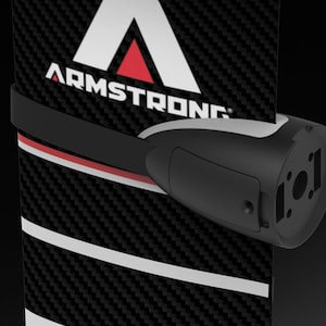 Può includere: Un prodotto in bianco e nero con la scritta "ARMSTRONG" in bianco. Il prodotto ha un cinturino nero con dettagli rossi e bianchi. Un componente nero e grigio è attaccato.