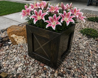 Fioriera in acciaio. Brunita a mano. Cubo da 20 pollici.