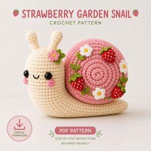Puede incluir: Un caracol de ganchillo con cuerpo color crema y concha rosa decorada con fresas rojas y flores blancas. El texto dice STRAWBERRY GARDEN SNAIL CROCHET PATTERN, PDF PATTERN, DIGITAL DOWNLOAD y STEP-BY-STEP INSTRUCTIONS.