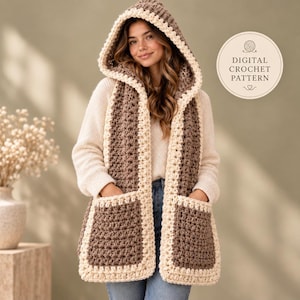 Può includere: Una sciarpa con cappuccio all'uncinetto marrone e crema con due tasche frontali. Il capo presenta un motivo a maglia spesso e strutturato con un bordo color crema. Un badge circolare sulla destra riporta il testo Digital Crochet Pattern.