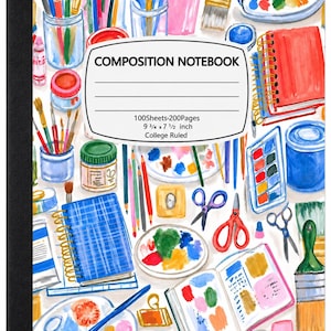 Puede incluir: Un cuaderno de composición con lomo negro y una etiqueta blanca con el texto COMPOSITION NOTEBOOK, 100Sheets-200Pages, 9 3/4 x 7 1/2 inch, College Ruled. La portada muestra una colorida ilustración en acuarela de artículos de arte.