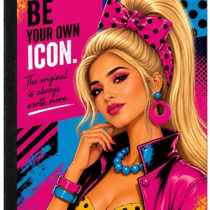 Op de afbeelding: Een rechthoekige print met een blond persoon met een hoge paardenstaart, een roze strik met stippen en roze oorringen. De tekst luidt BE YOUR OWN ICON. The original is always worth more. De achtergrond heeft roze, blauwe en zwarte patronen.